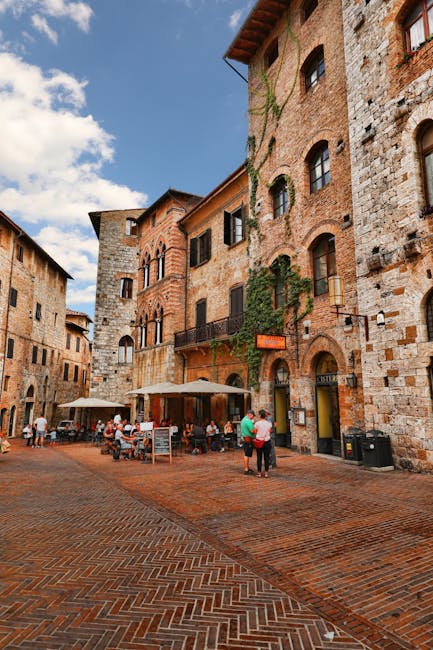 Piazza della Cisterna midday crowds San Gimignano