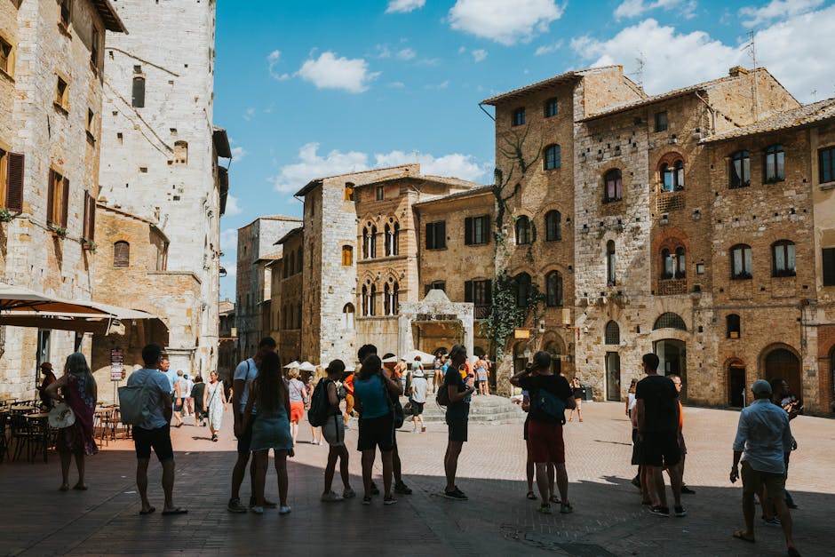 San Gimignano Piazza della Cisterna midday crowd