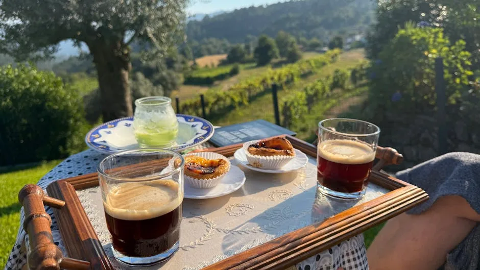 Pause café sur une terrasse près de San Gimignano, tasses et pâtisseries