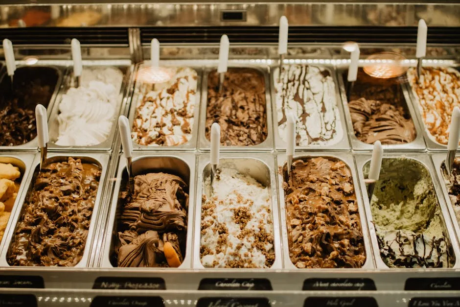 Bacs de gelato variés dans une gelateria artisanale de San Gimignano