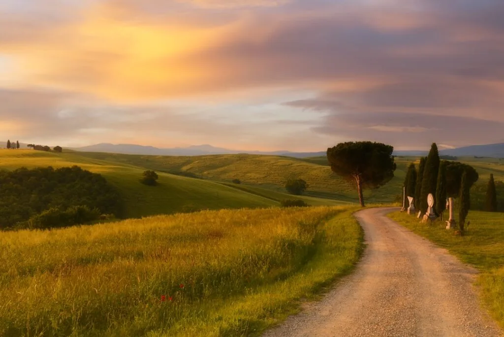 Chemin de campagne au coucher de soleil près de San Gimignano, cyprès solitaire