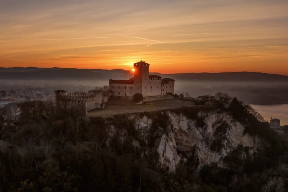 Forteresse solitaire posée sur une falaise au lever du soleil
