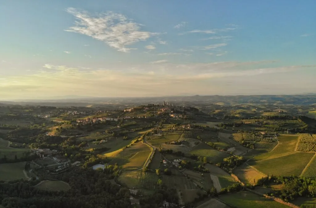 Vue aérienne du paysage toscan avec San Gimignano au loin