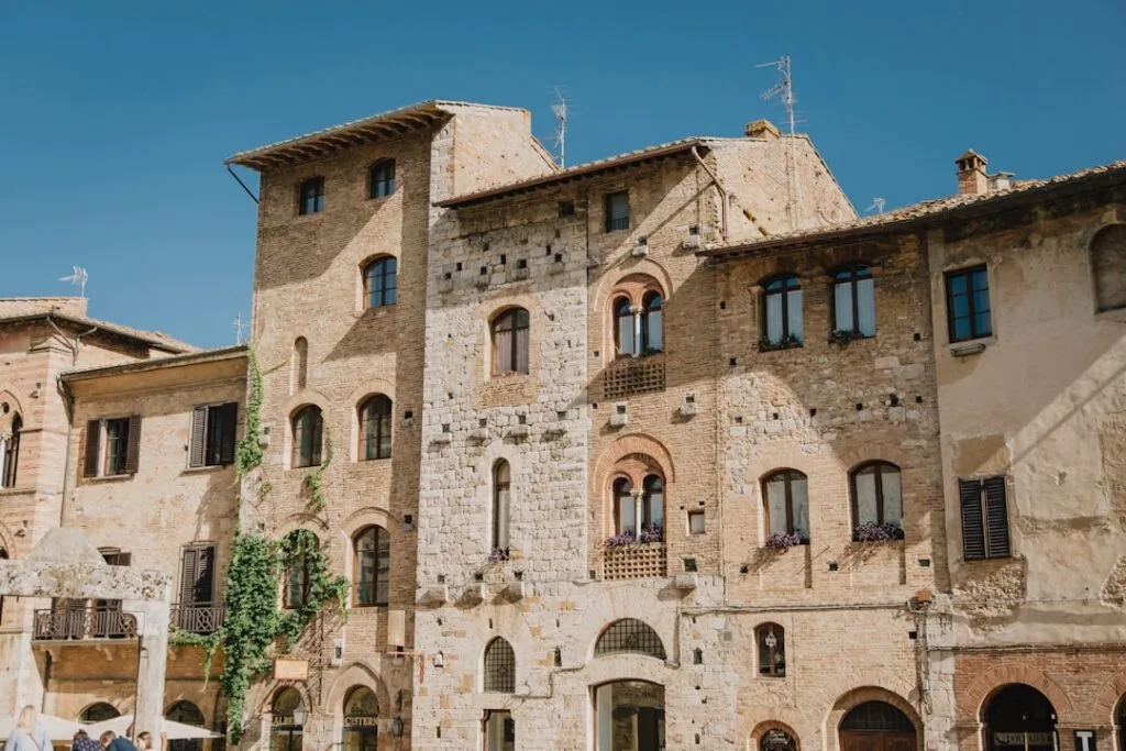 Façades en pierre et fenêtres médiévales de San Gimignano, ciel bleu