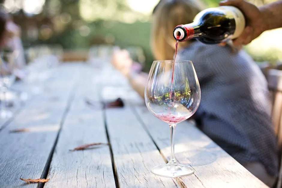 Verre en cristal rempli de vin rouge lors d'une dégustation près de San Gimignano