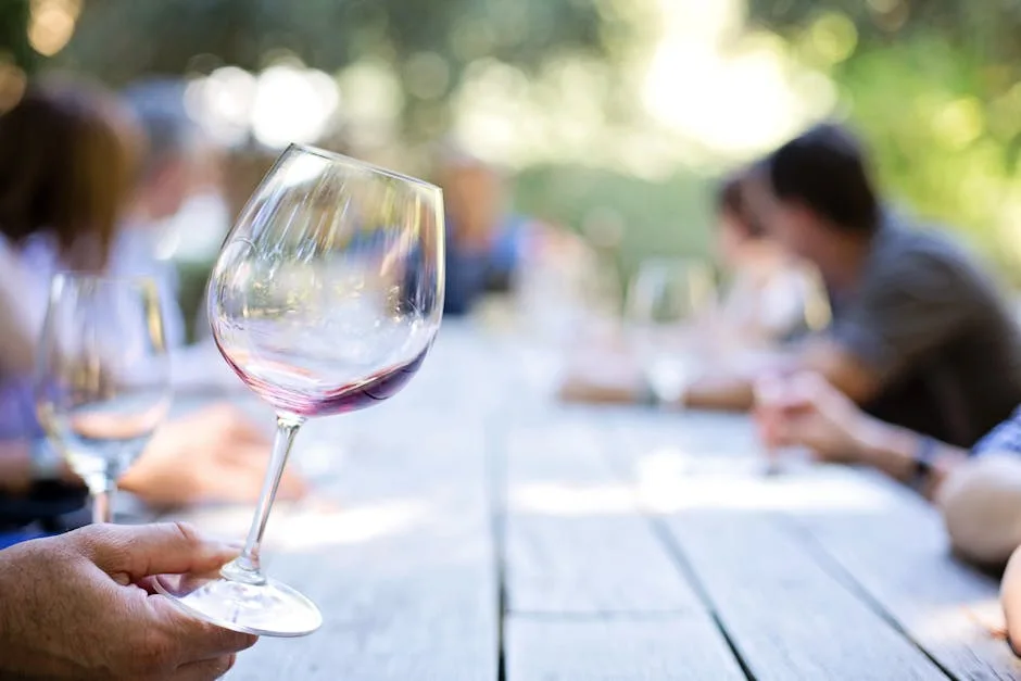 Kantelbaar proefglas op tafel tijdens een proeverij in San Gimignano