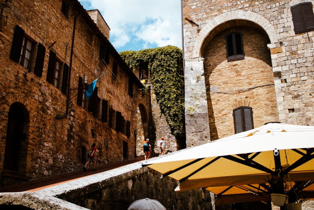 Balade historique dans le centre San-gimignano travel tourism landmark