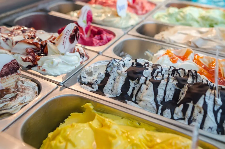 Bacs de glaces artisanales colorées dans une gelateria à San Gimignano