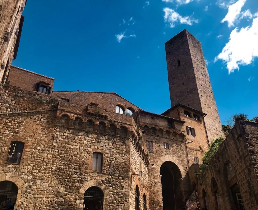 Tour médiévale en pierre et arcades dans les ruelles de San Gimignano
