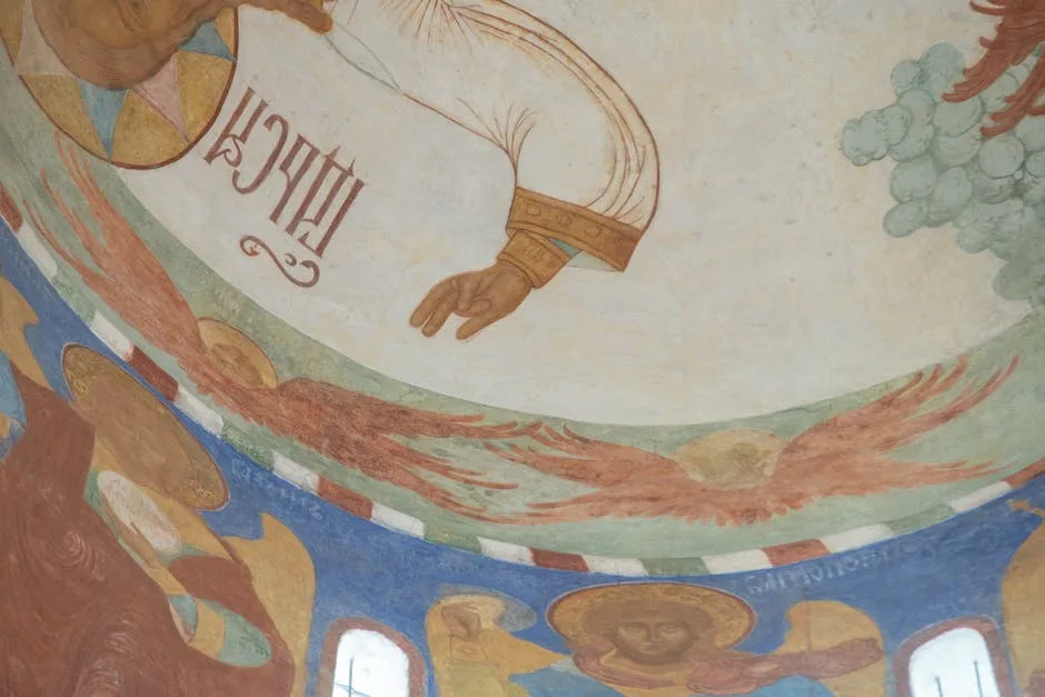 Plafond peint d'une église de San Gimignano montrant des figures saintes