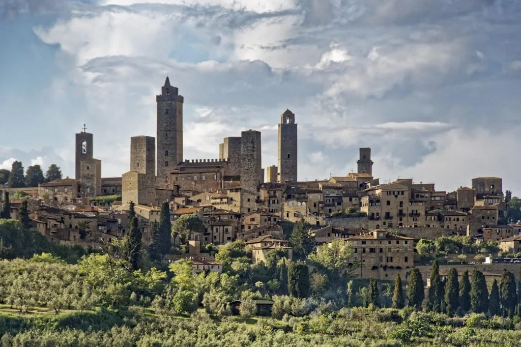 Silhouette des hautes tours de San Gimignano sous ciel dramatique