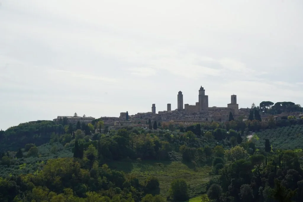 San Gimignano en silhouette au sommet d'une colline verte