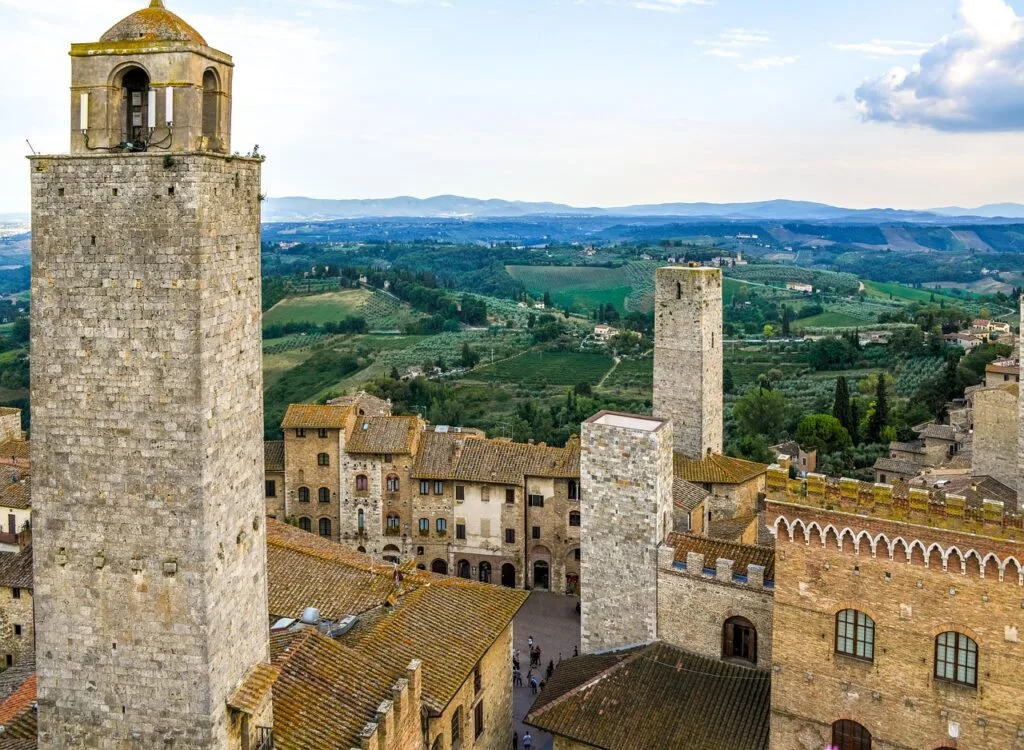 Tours médiévales et toits de San Gimignano avec collines alentours
