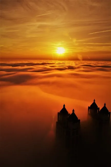 Tours de San Gimignano émergeant d'une mer de nuages au coucher de soleil