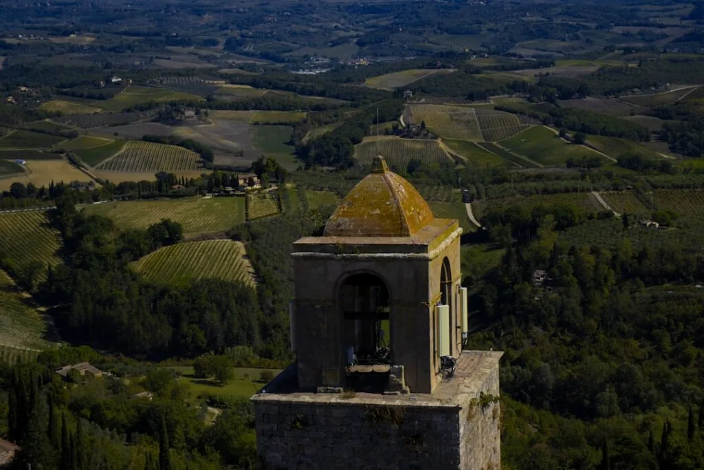 Clocheton en pierre dominant les collines et vignobles près de San Gimignano