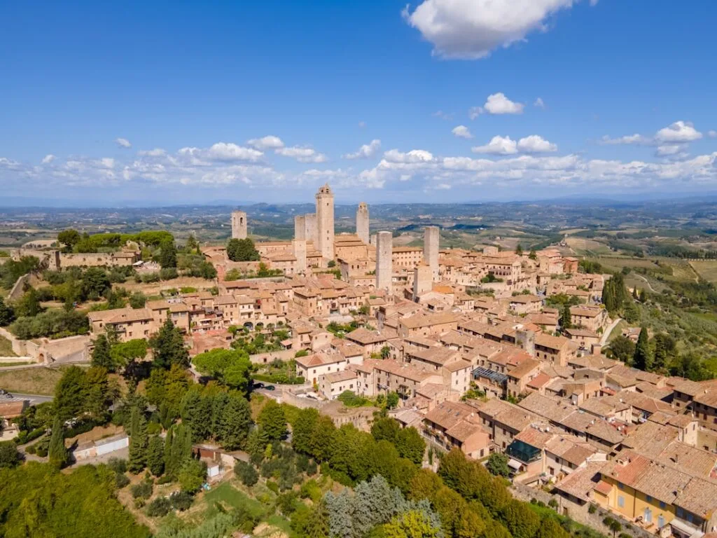 Vue aérienne de San Gimignano avec tours médiévales et toits ocres