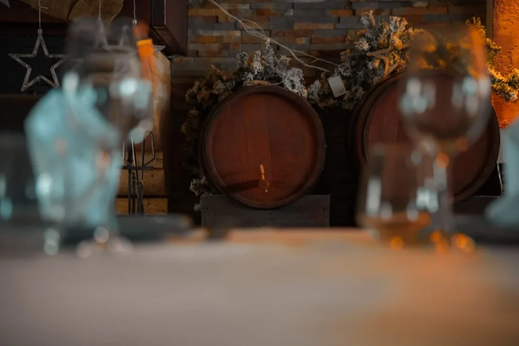 fûts de chêne dans une cave à vin de San Gimignano