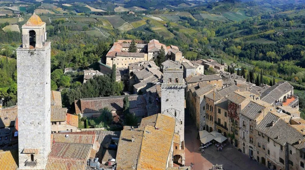 Toits en terre cuite et tours vues depuis les hauteurs de San Gimignano