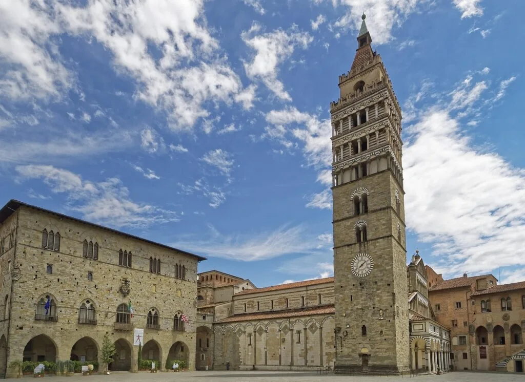 Place Piazza Duomo à San Gimignano, clocher élevé et façades en pierre