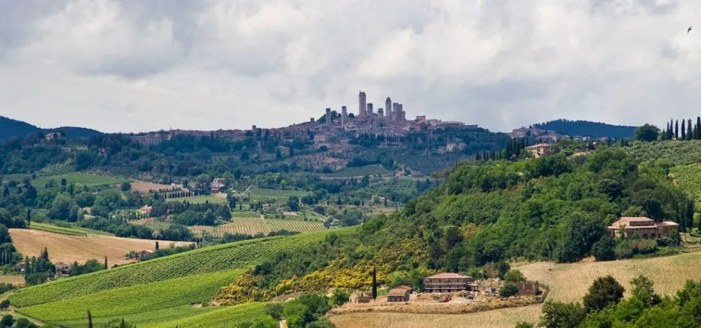 Vue lointaine de San Gimignano et ses tours sur la colline