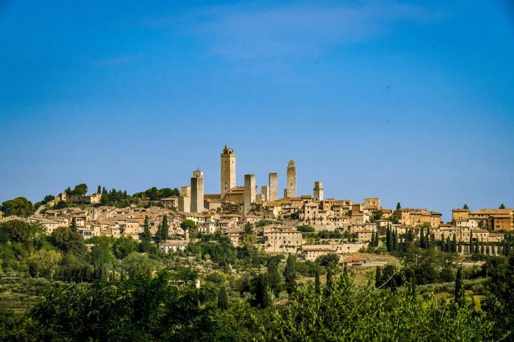 Vue panoramique de San Gimignano depuis la campagne, tours médiévales alignées